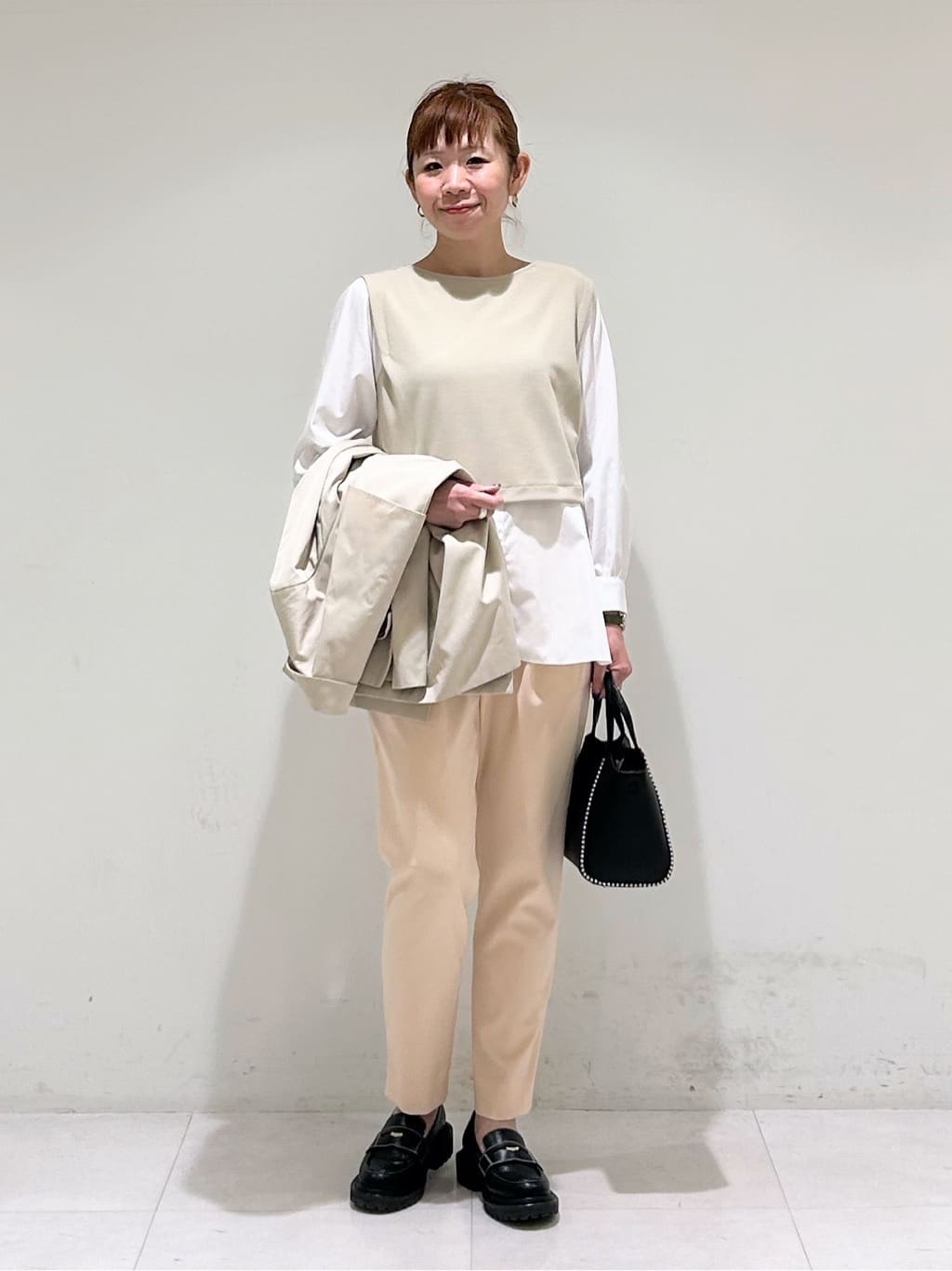 tsuyuさんの「INDIVI｜【ミドルサイズ／合皮／ショルダー付】スタッズ風メタルバッグ」を使ったコーディネート