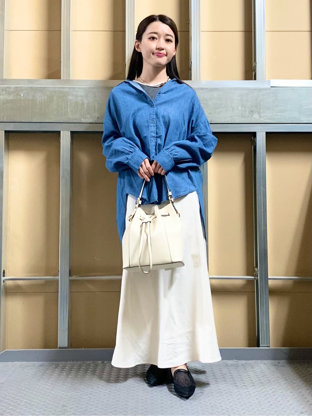 sahoさんの「THE SHOP TK｜【後ろ姿もサマになる】バックシャーリングシャツ」を使ったコーディネート