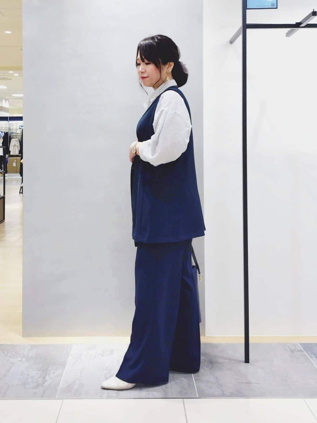 TOMOMIさんの「INDIVI｜【接触冷感／洗える／2WAY】ドロスト付 シアーシャンブレーシャツ」を使ったコーディネート