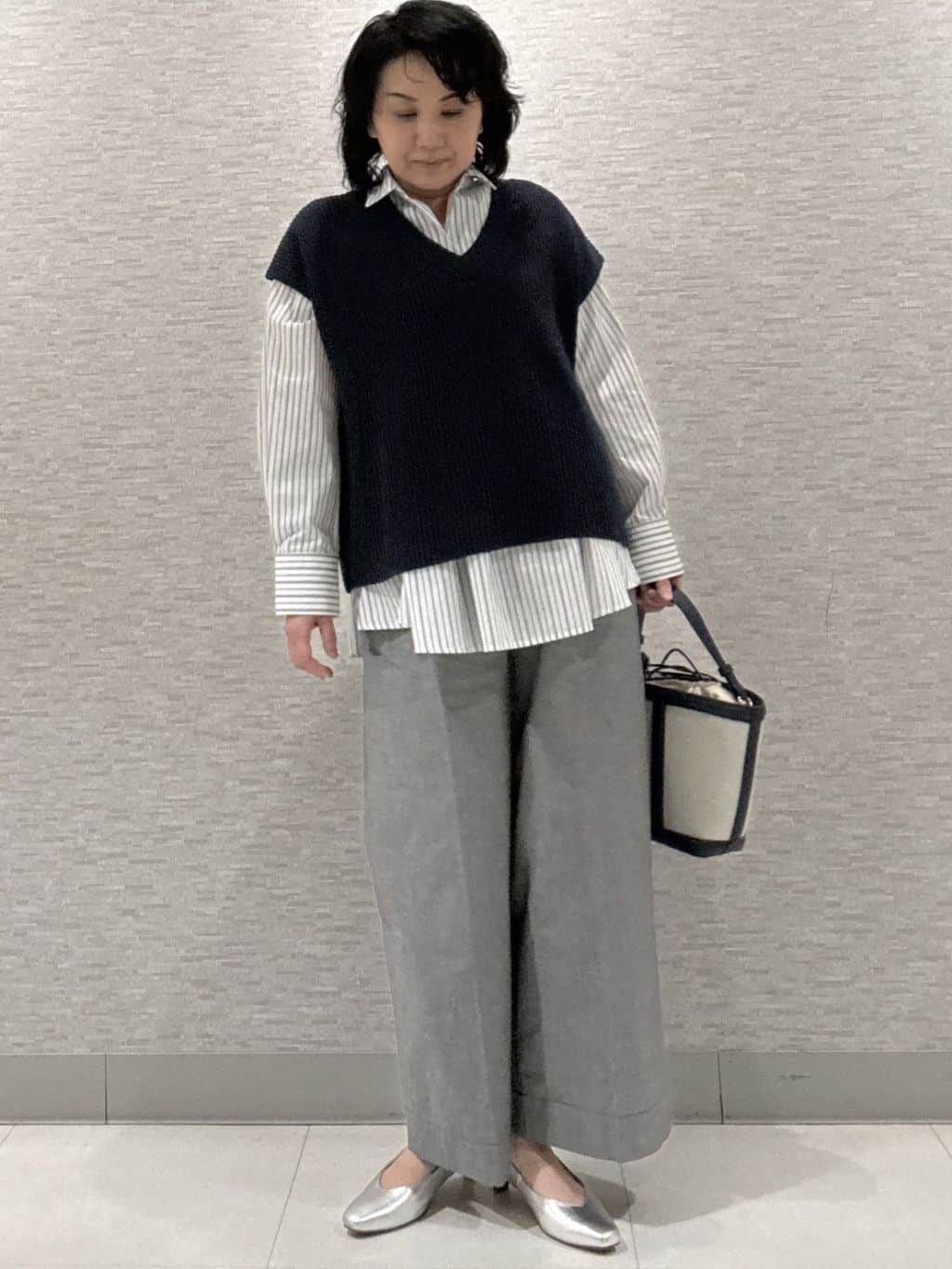 KOJIMAさんの「Reflect｜【レイヤードにおすすめ◎】ドライタッチニットベスト」を使ったコーディネート