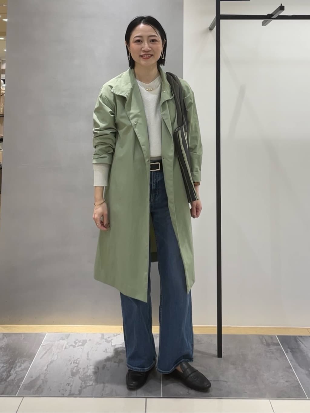 shihoさんの「INDIVI｜【撥水／軽量】ミニマル スタンドカラーコート」を使ったコーディネート