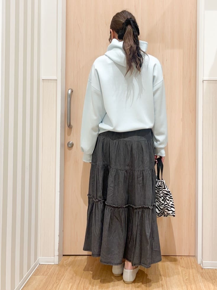 natsumiさんの「SHOO･LA･RUE｜【セットアップ可/S-LL/なめらかタッチ】選べる3柄 ロゴ入りプルパーカ」を使ったコーディネート
