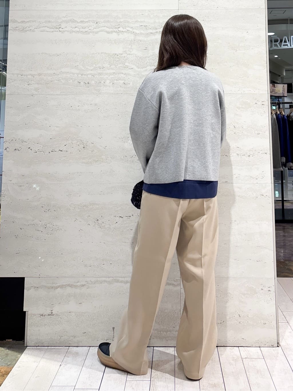 かほさんの「OPAQUE.CLIP｜金ボタン使いリラクシーニット【洗濯機OK】」を使ったコーディネート