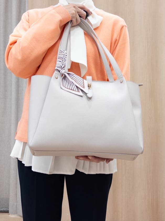 シュウコさんの「grove｜【マシンウォッシュ/防シワ/UVカット】裾プリーツ取り外しボウタイブラウス」を使ったコーディネート