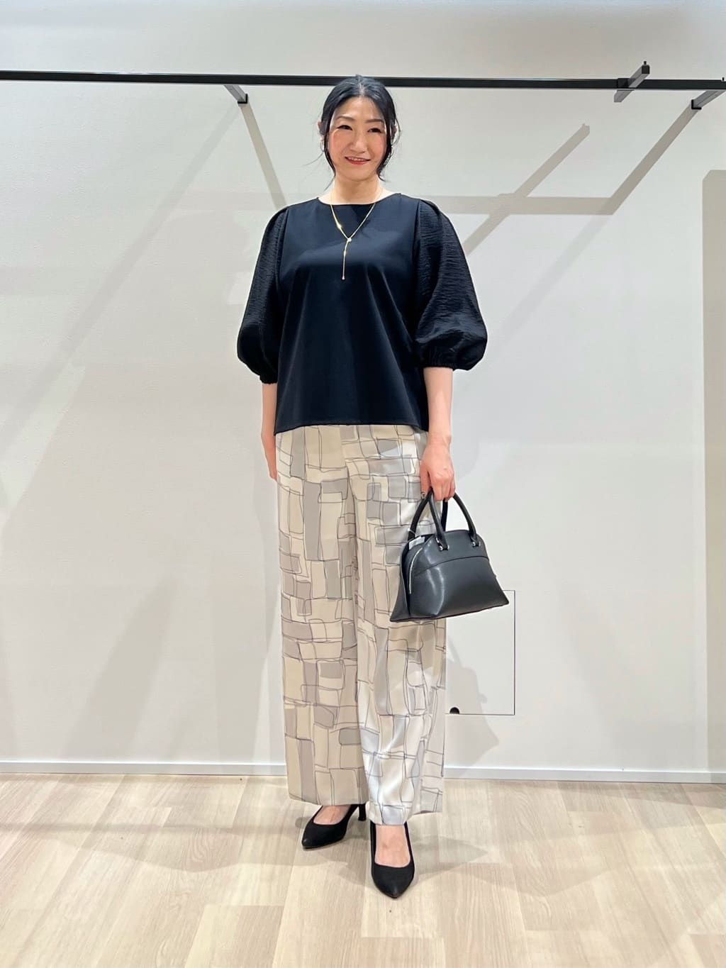TOMOMIさんの「UNTITLED｜◆【洗える/袖シアー】ポンチ袖ボリュームトップス」を使ったコーディネート