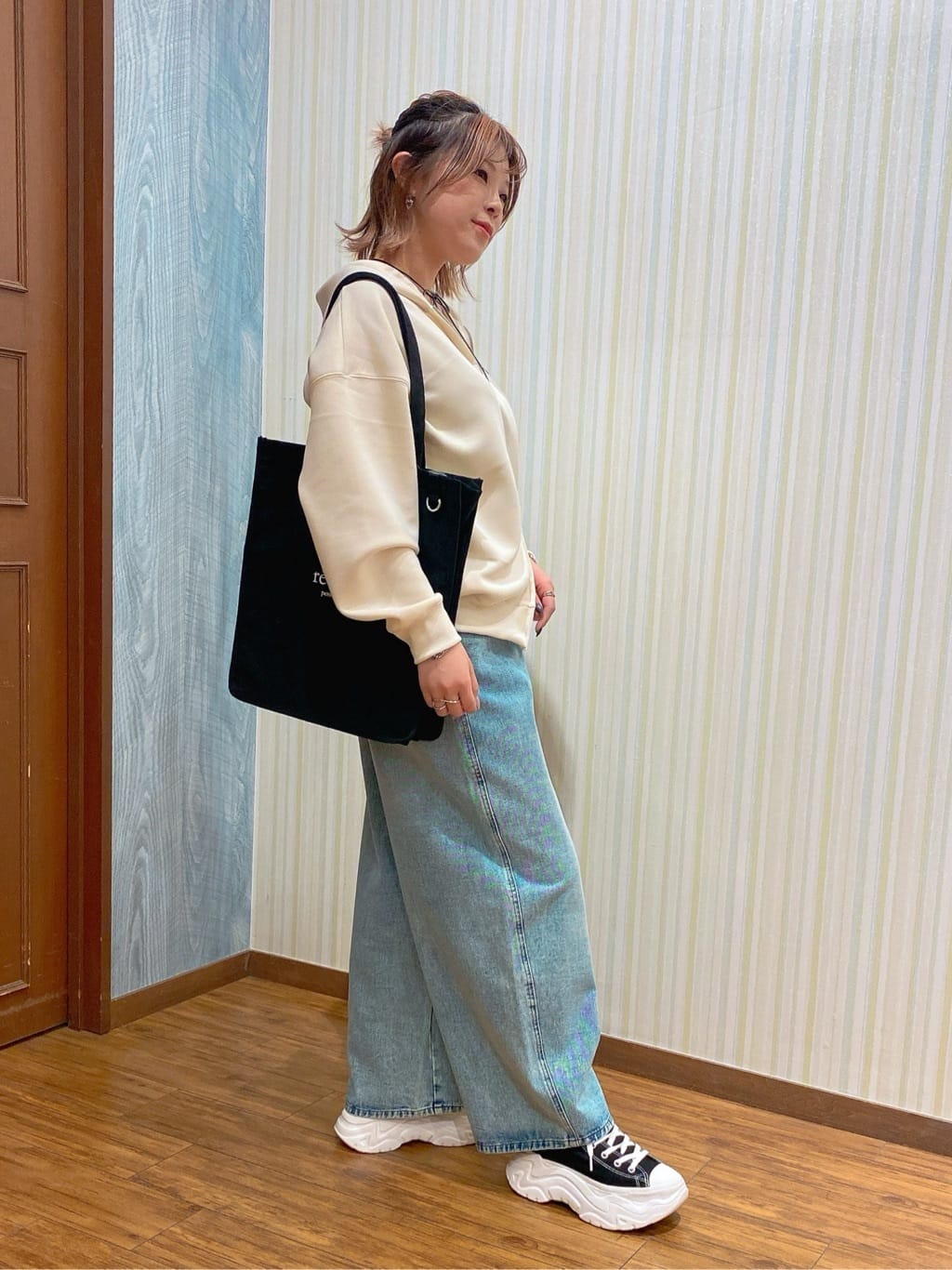 ayaさんの「SHOO･LA･RUE｜【S-LL】立体カーブデニムパンツ」を使ったコーディネート