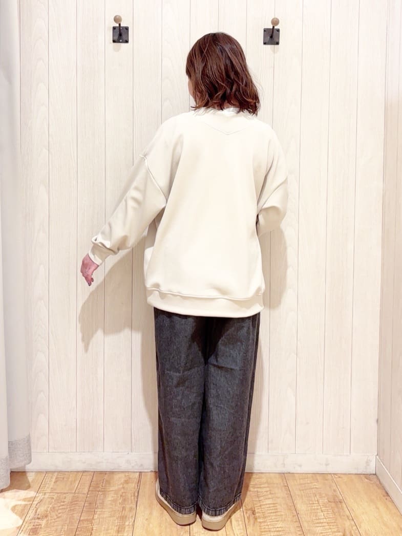 あいこさんの「SHOO･LA･RUE｜【洗濯機可】インせずすっきり見え　優しい雰囲気のVネックトップス」を使ったコーディネート