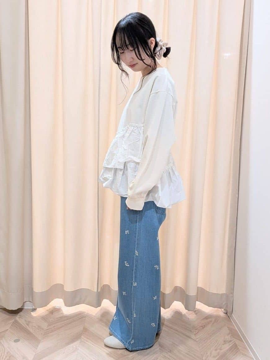 hinaさんの「SHOO･LA･RUE｜【洗濯機可】ほんのり甘い アシンメトリーフリルの上品トップス」を使ったコーディネート