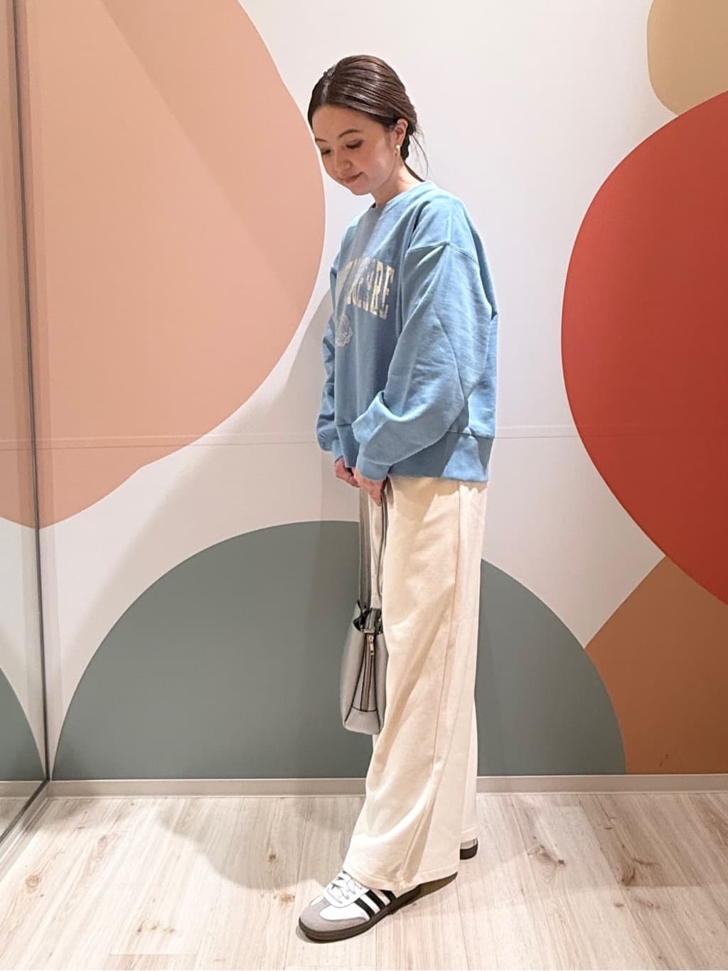 長女さんの「SHOO･LA･RUE｜【綿100%/洗濯機可/S-LL/選べる4柄】ゆるく決めたい日に プリントアソートスウェット」を使ったコーディネート