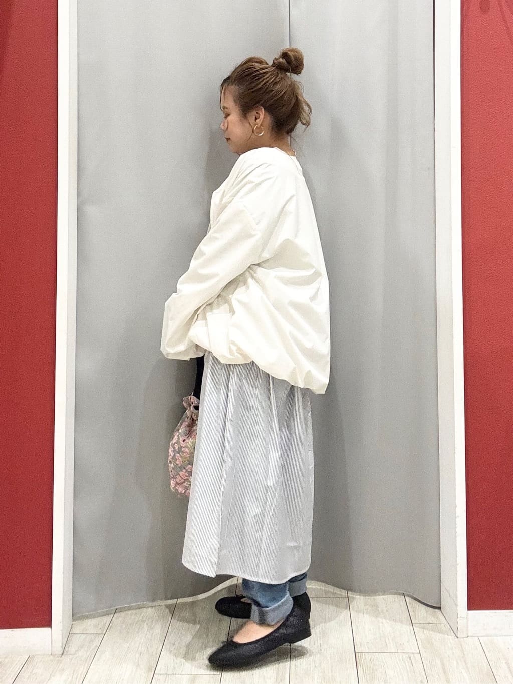 shioさんの「SHOO･LA･RUE｜【防風/撥水/S-LL】お顔回りすっきり見え　Vネックバルーンブルゾン」を使ったコーディネート
