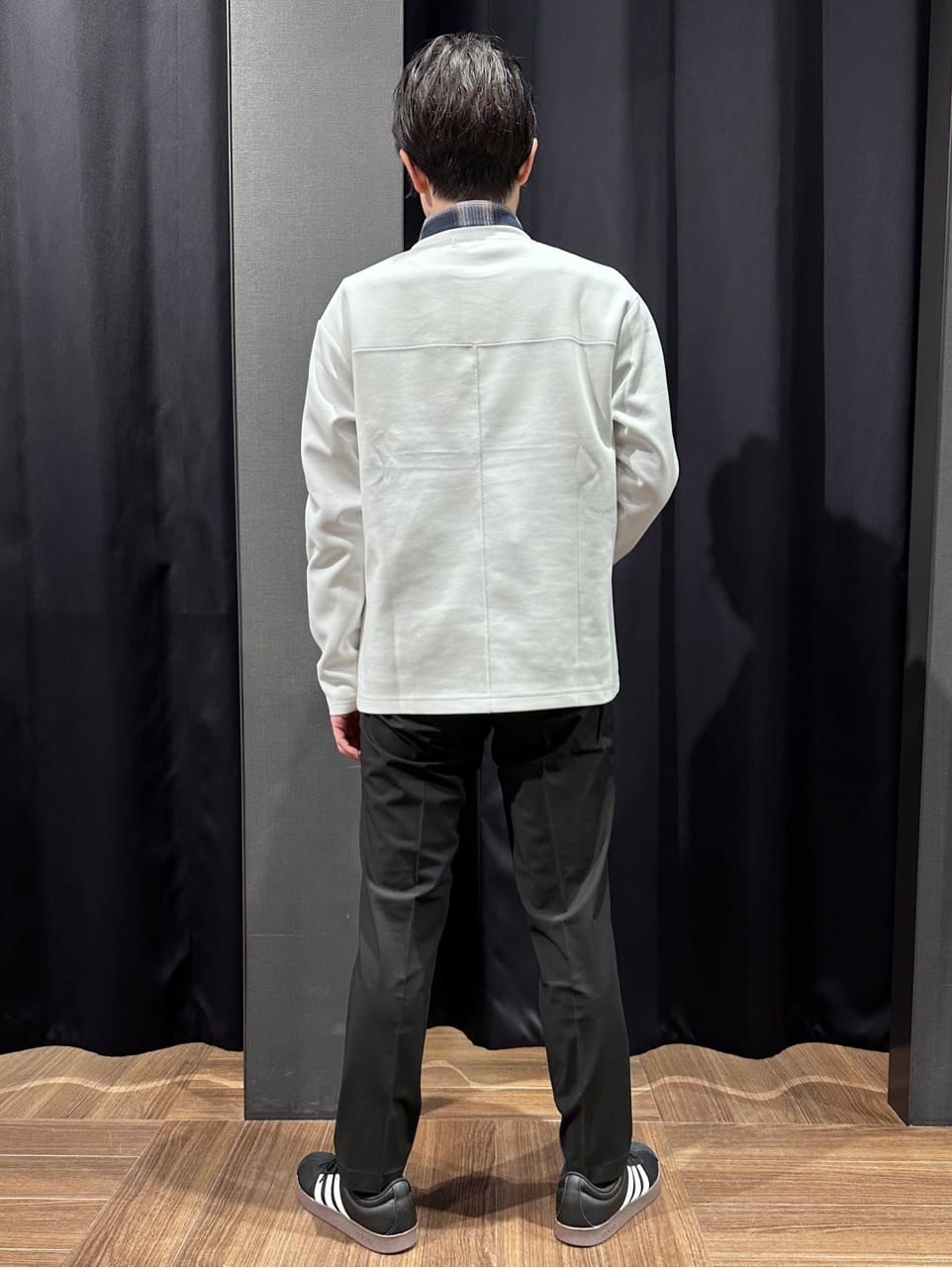 tomoyaさんの「THE SHOP TK｜ダンボール ステッチ切替デザイン 長袖Tシャツ 洗濯機OK」を使ったコーディネート