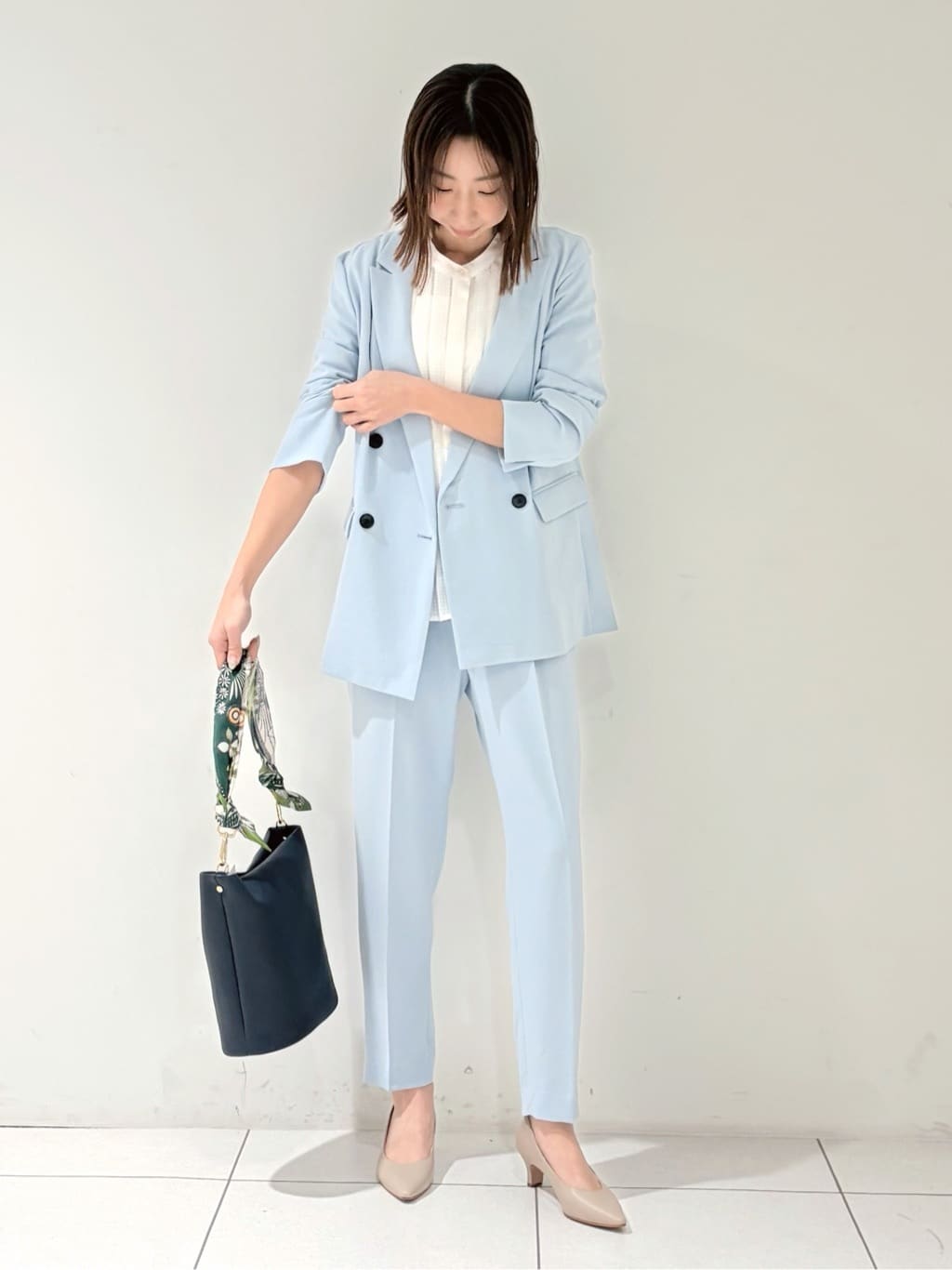 shioriさんの「INDIVI｜【洗える／多機能／SETUP可】着る日傘ダブルジャケット」を使ったコーディネート