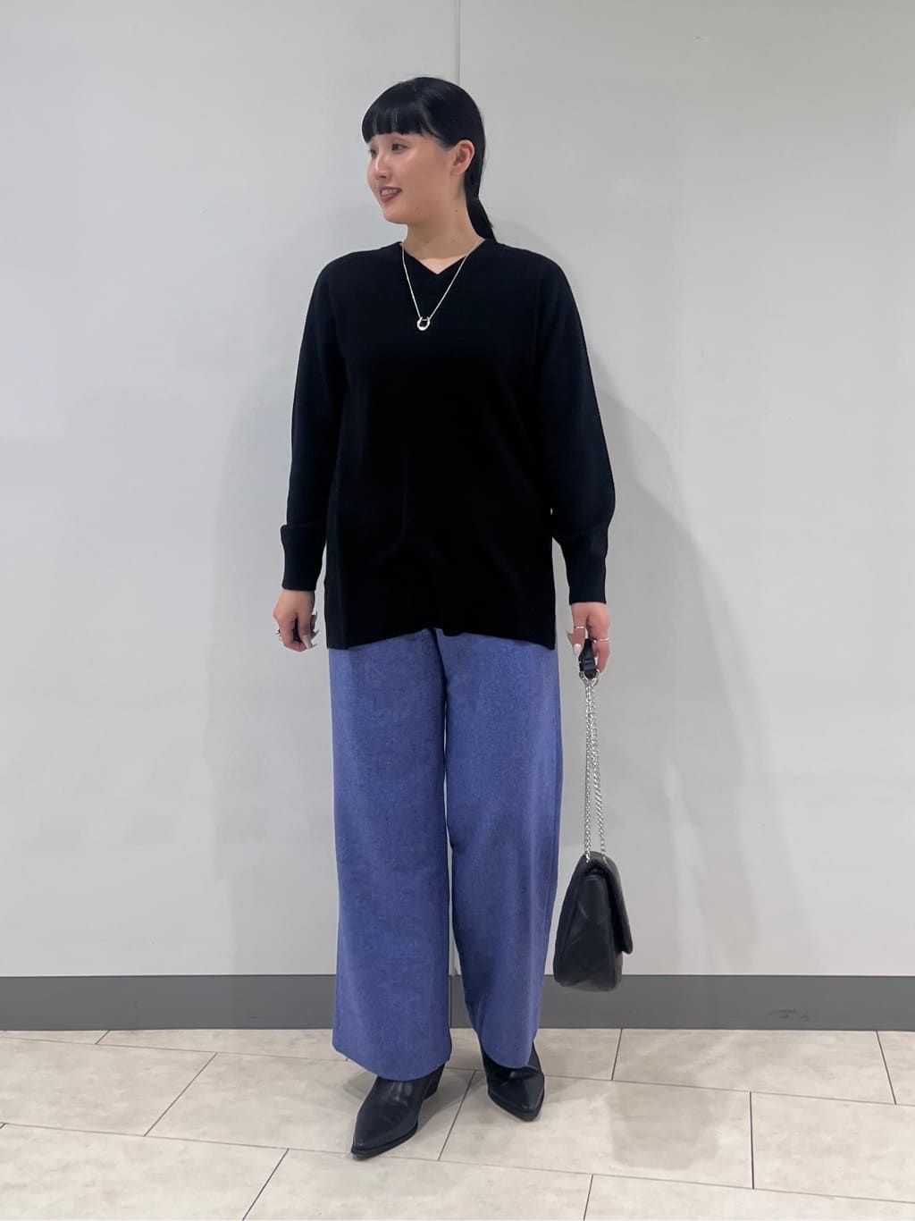 hasuさんの「INDIVI｜【洗える／チュニック丈／カシミヤ混】スリットデザインVネックニット」を使ったコーディネート