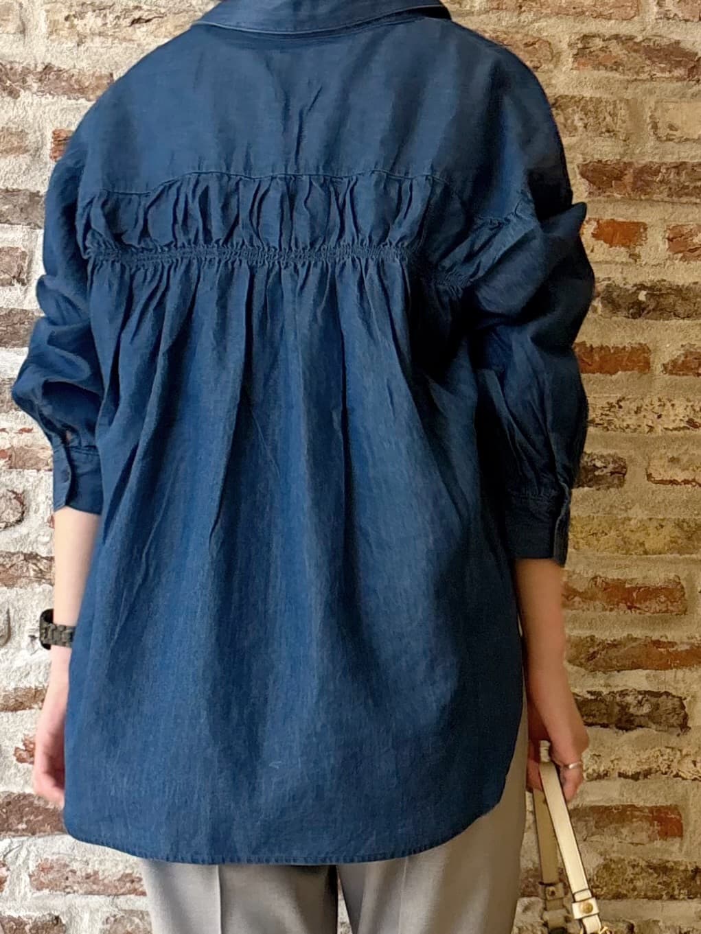 しばさんの「THE SHOP TK｜【後ろ姿もサマになる】バックシャーリングシャツ」を使ったコーディネート