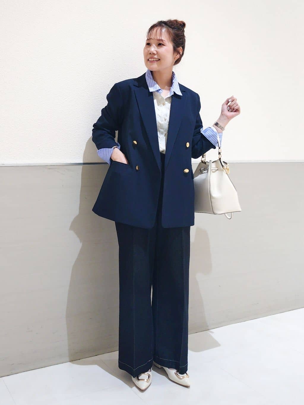 maruさんの「THE SHOP TK｜【1枚でスタイル決まる】シャツレイヤード風 襟付ケーブルニット」を使ったコーディネート