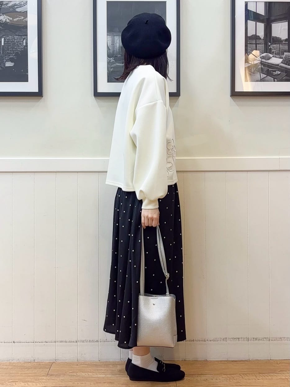えぬさんの「SHOO･LA･RUE｜【S-LL】美しいシルエット お花ロープ刺繍ダンボールトップス」を使ったコーディネート
