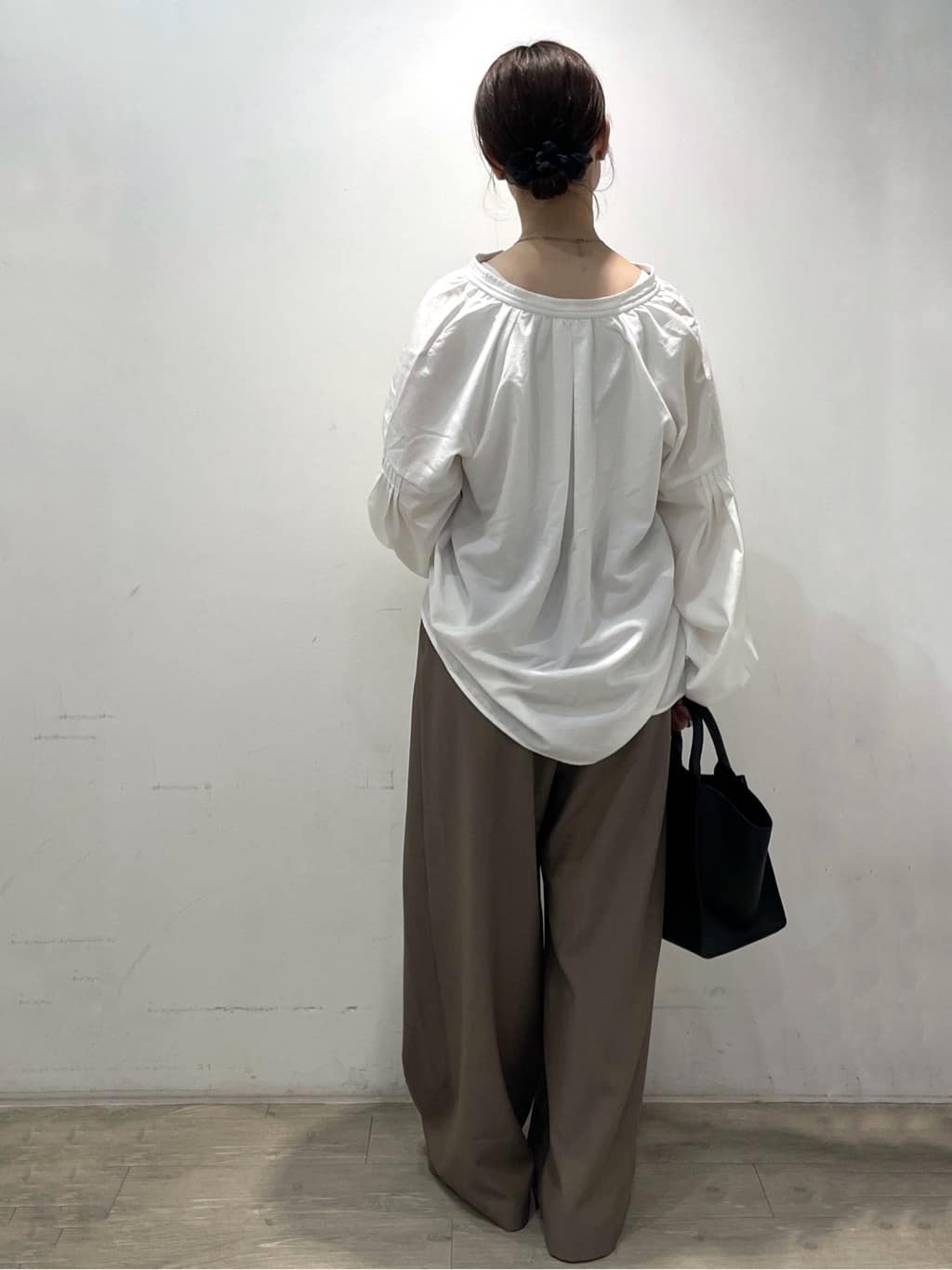 tomokoさんの「OPAQUE.CLIP｜スキッパーボリュームスリーブブラウス【洗濯機OK】」を使ったコーディネート