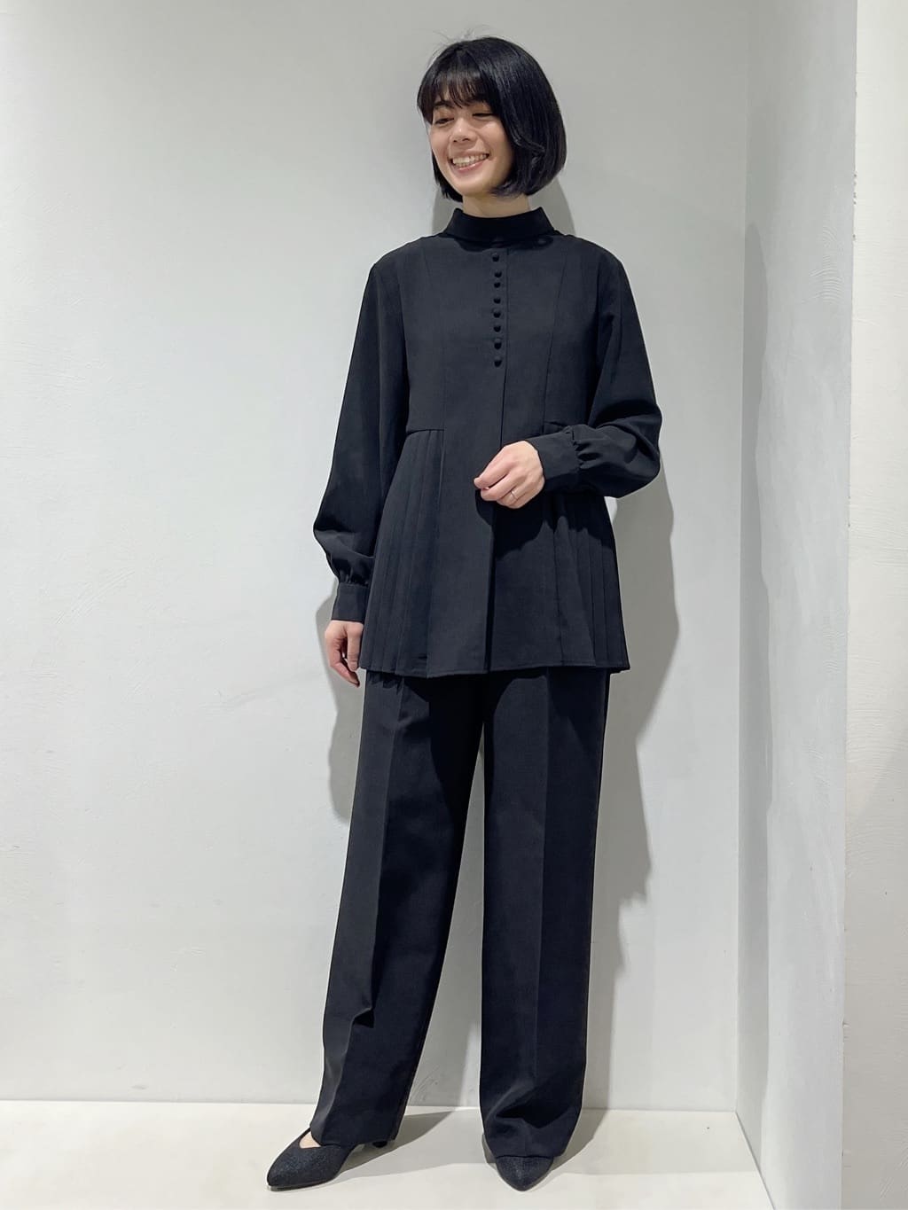 Fujiharuさんの「grove｜【マシンウォッシュ/防シワ/UVカット】裾プリーツ取り外しボウタイブラウス」を使ったコーディネート