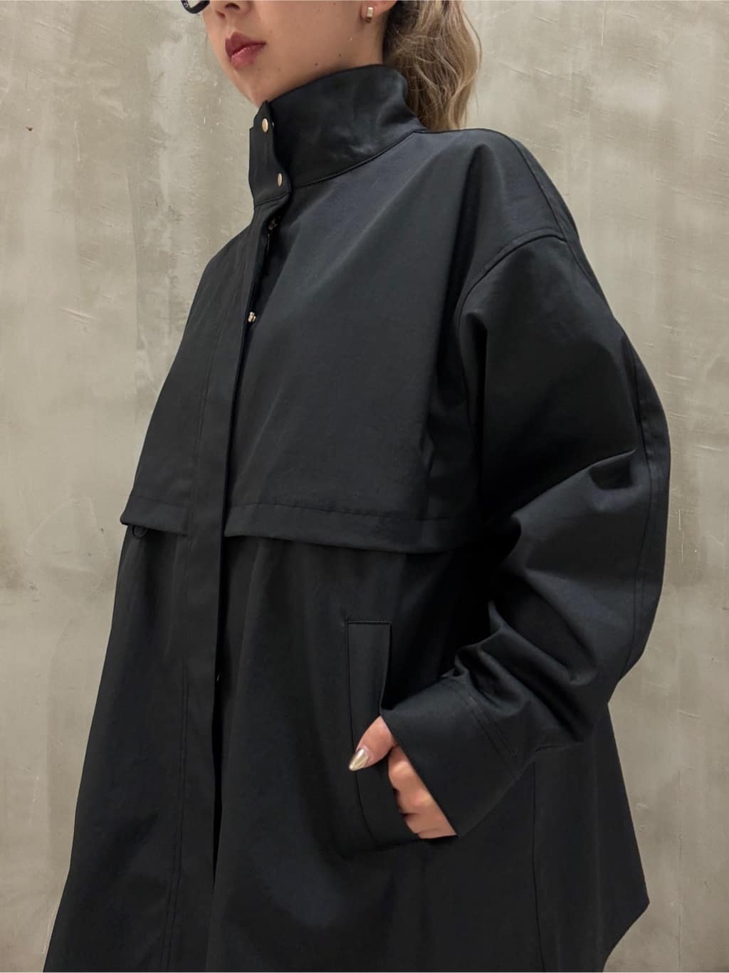 minaさんの「grove｜【撥水／シルエット2WAY】羽織るだけでサマになる、スタンドネックテントラインコート」を使ったコーディネート
