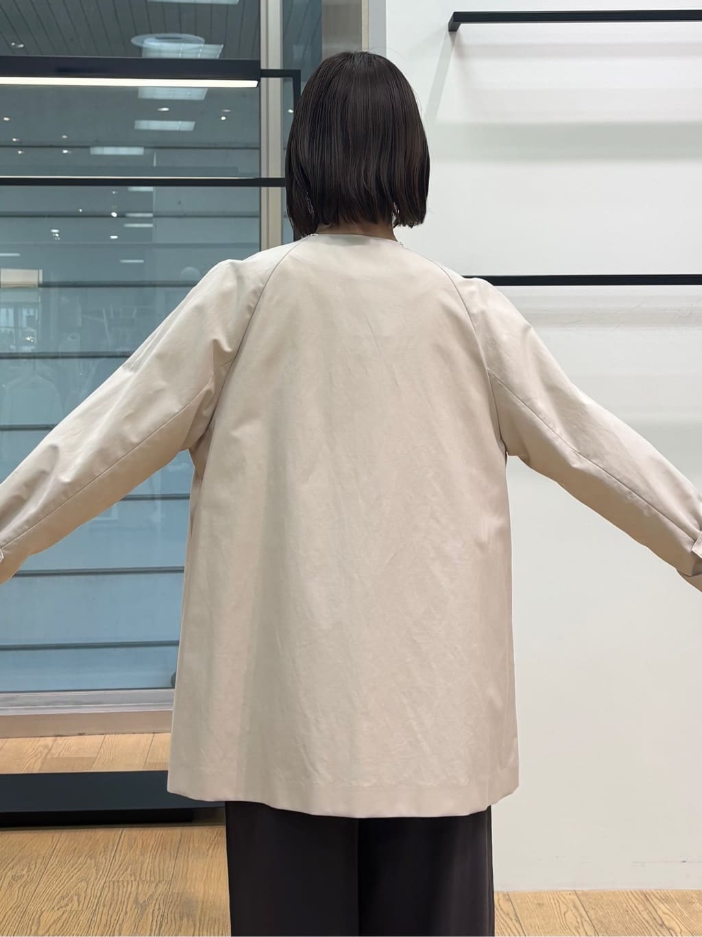 asamiさんの「INDIVI｜【洗える／UVケア／マットサテン】Vネックドルマンスリーブブラウス」を使ったコーディネート