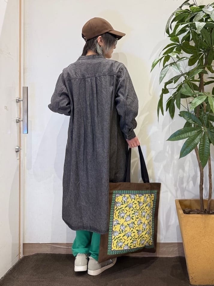misakiさんの「SHOO･LA･RUE｜【ライトオンスデニム/S-LL/体型カバー】首元すっきり ワンピにもなるロングデニムシャツ」を使ったコーディネート