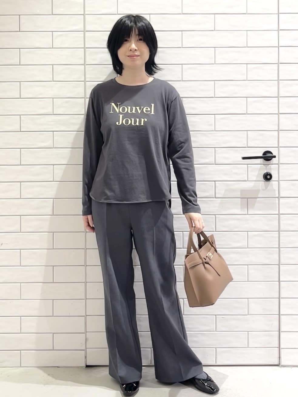 しおりさんの「OPAQUE.CLIP｜ロゴプリントロングTシャツ【洗濯機OK】」を使ったコーディネート