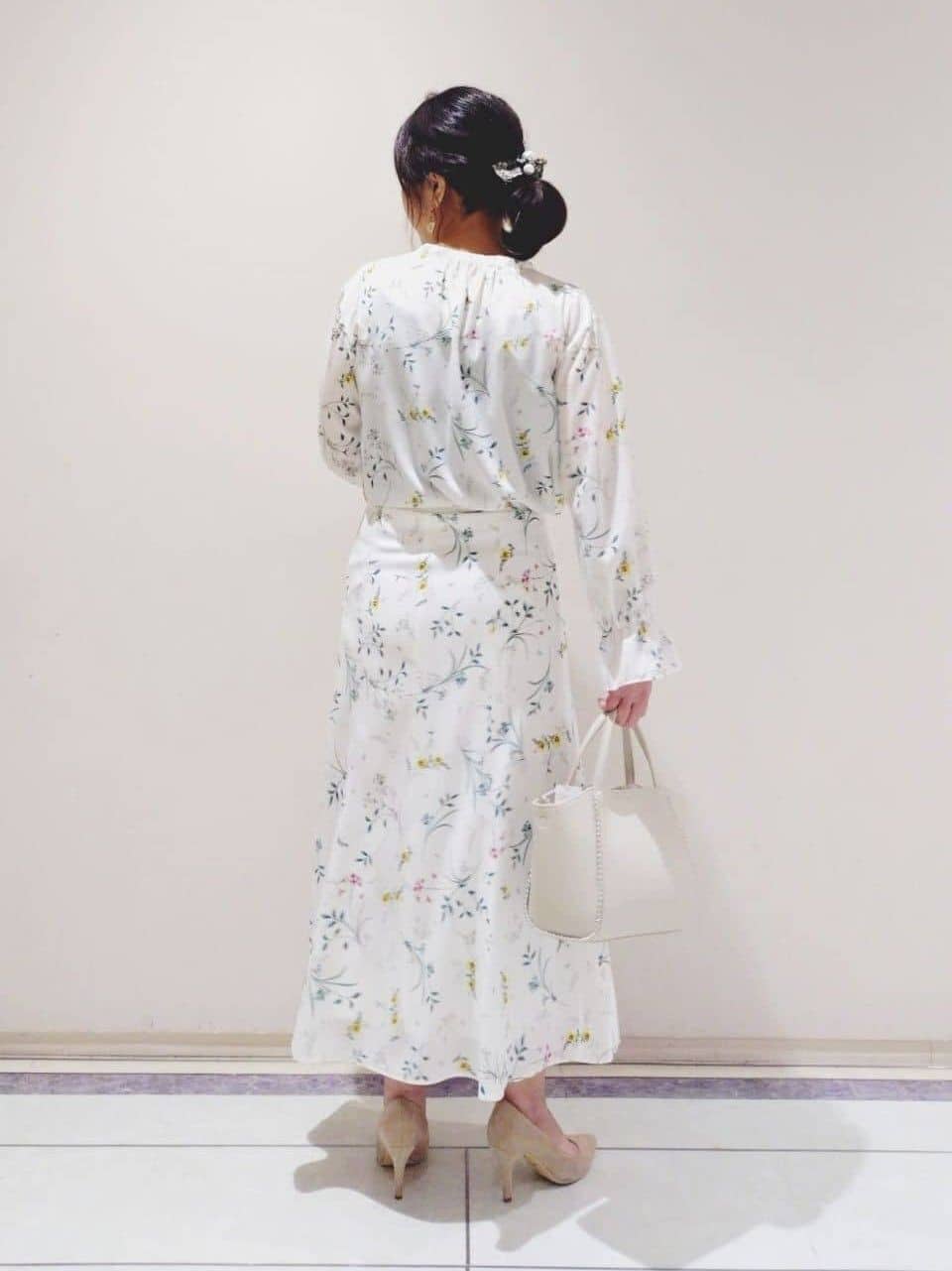 TOMOMIさんの「INDIVI｜【SETUP可能】モダンフラワー柄キャンディスリーブブラウス」を使ったコーディネート