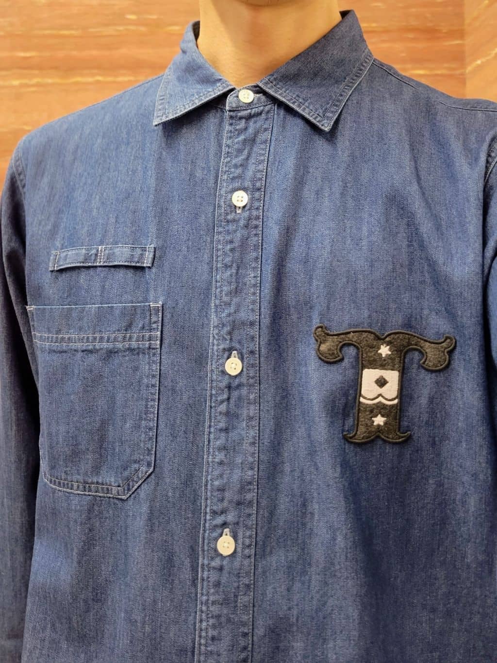 piroyaさんの「TAKEO KIKUCHI｜【BOWLER HAT LABEL】Tエンブレム デニムシャツ」を使ったコーディネート