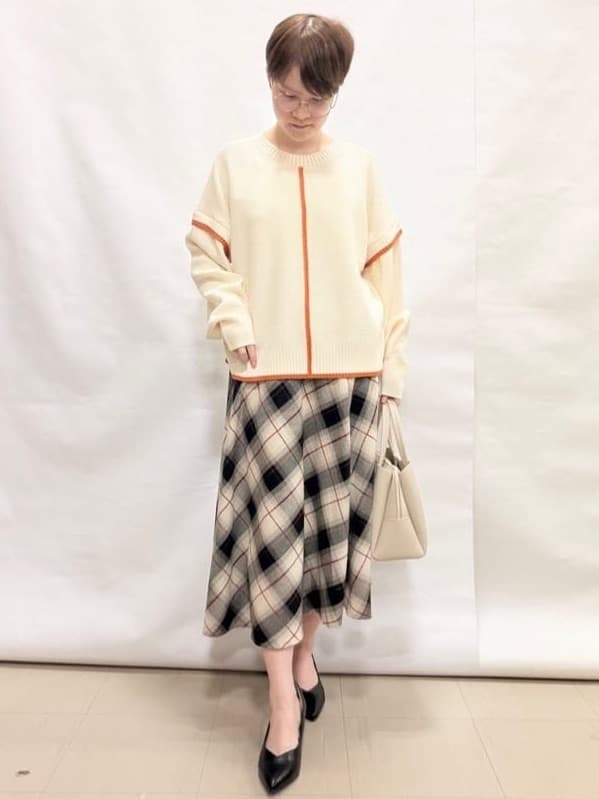なっちゃんさんの「SHOO･LA･RUE｜【前後2WAY/S-LL】体型カバーもこなれ見えも叶う　ふんわりお袖の配色パイピングニット」を使ったコーディネート