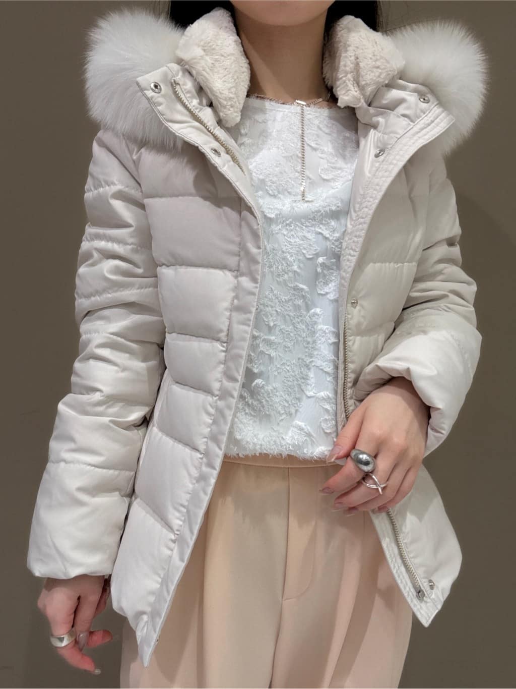 KEIKOさんの「INDIVI｜【名品／撥水／抗菌防臭】ショート丈リサイクルダウンコート」を使ったコーディネート