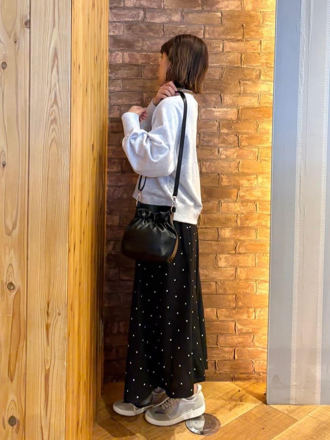 mieさんの「SHOO･LA･RUE｜MIX調 シンプルラグランスウェット」を使ったコーディネート