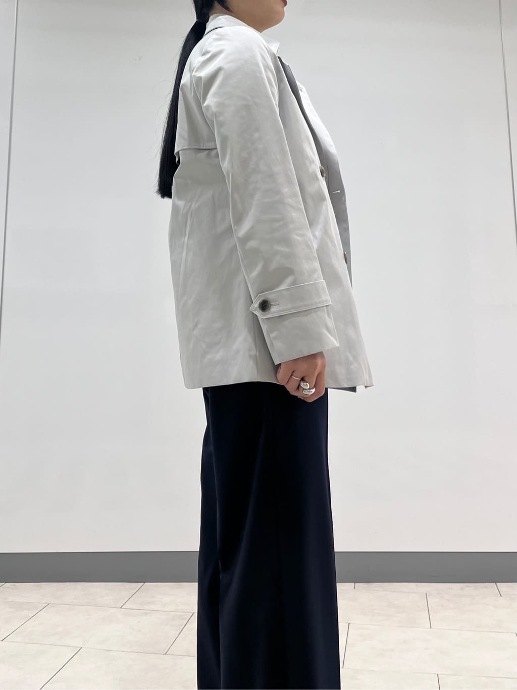 hasuさんの「INDIVI｜【花粉付着防止／撥水／UVケア】名品トレンチコート」を使ったコーディネート