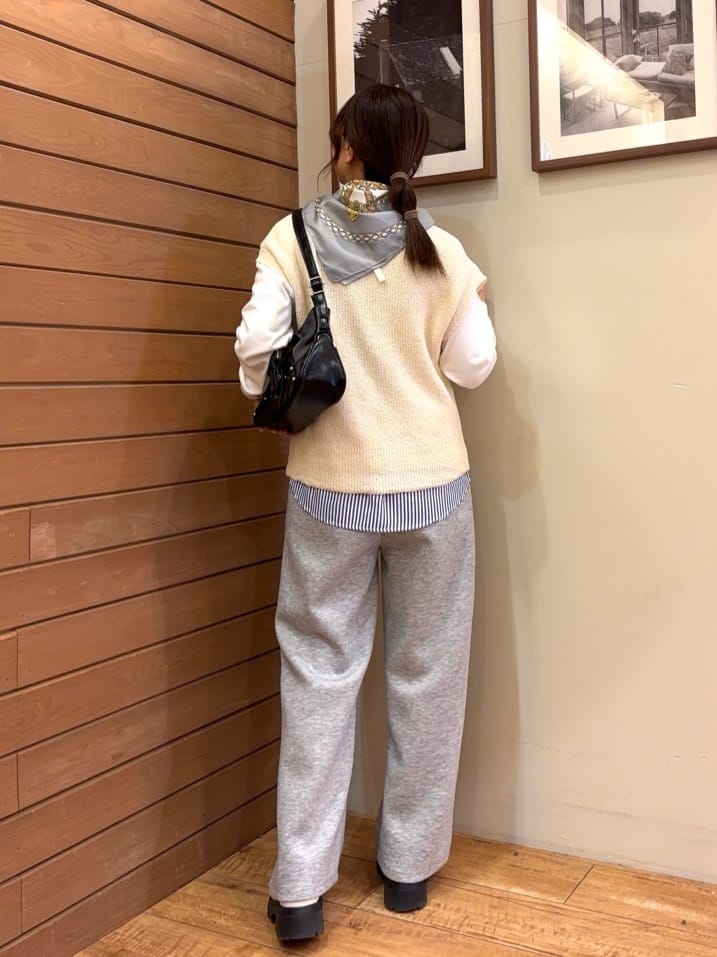 ふくまるさんの「SHOO･LA･RUE｜【S-LL/洗濯機可】気軽にレイヤード 前開きざっくりニットベスト」を使ったコーディネート