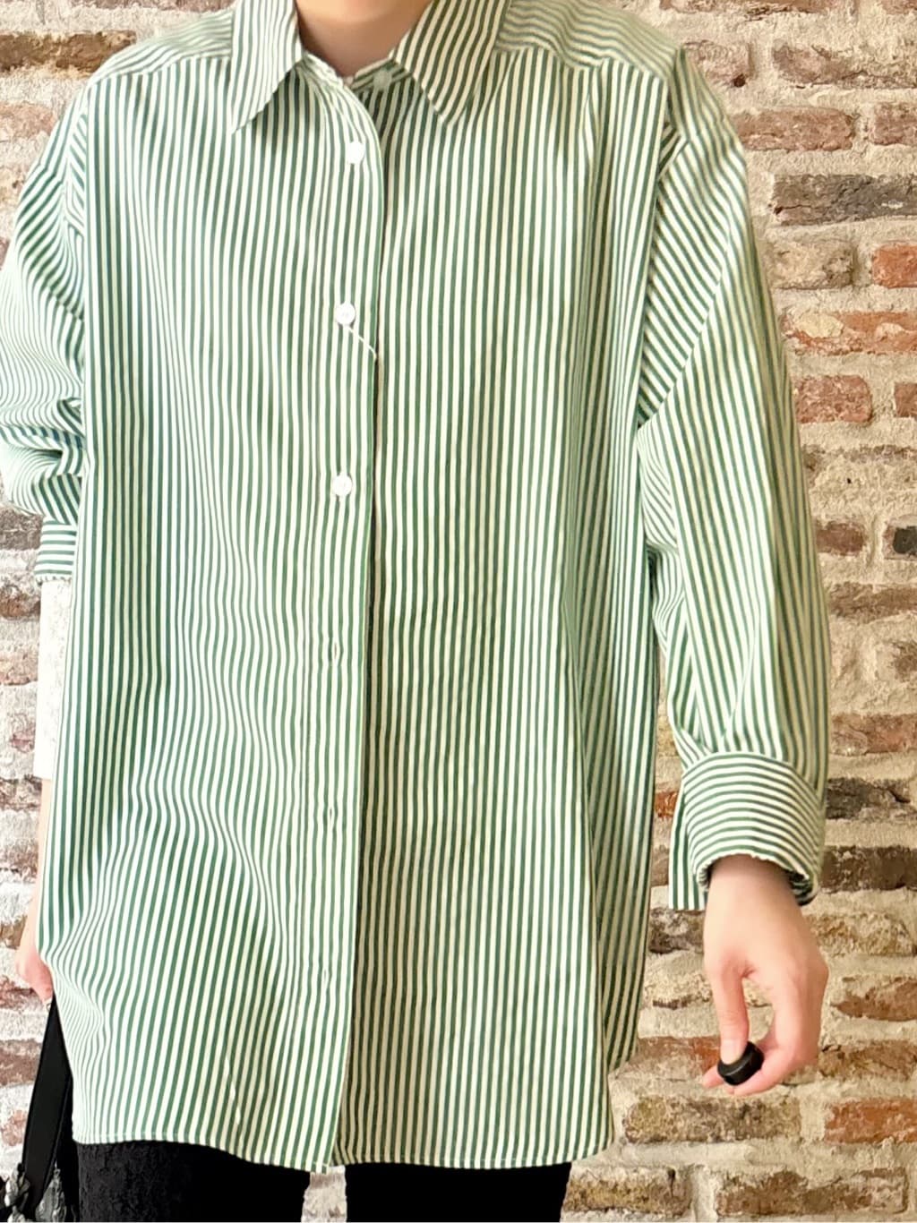 しばさんの「THE SHOP TK｜ゆったりシルエットで体型カバー ロングシャツ」を使ったコーディネート