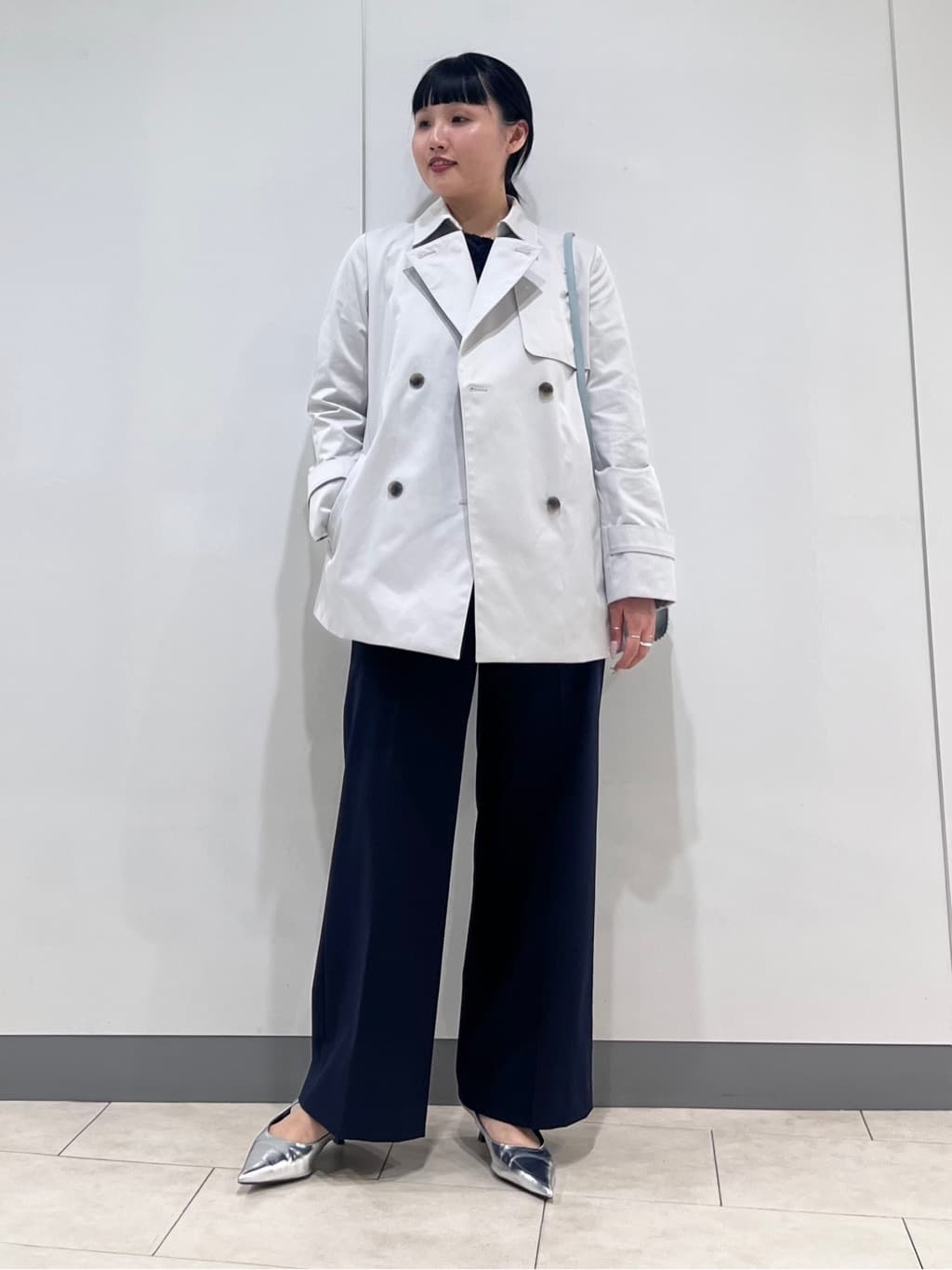 hasuさんの「INDIVI｜【花粉付着防止／撥水／UVケア】名品トレンチコート」を使ったコーディネート