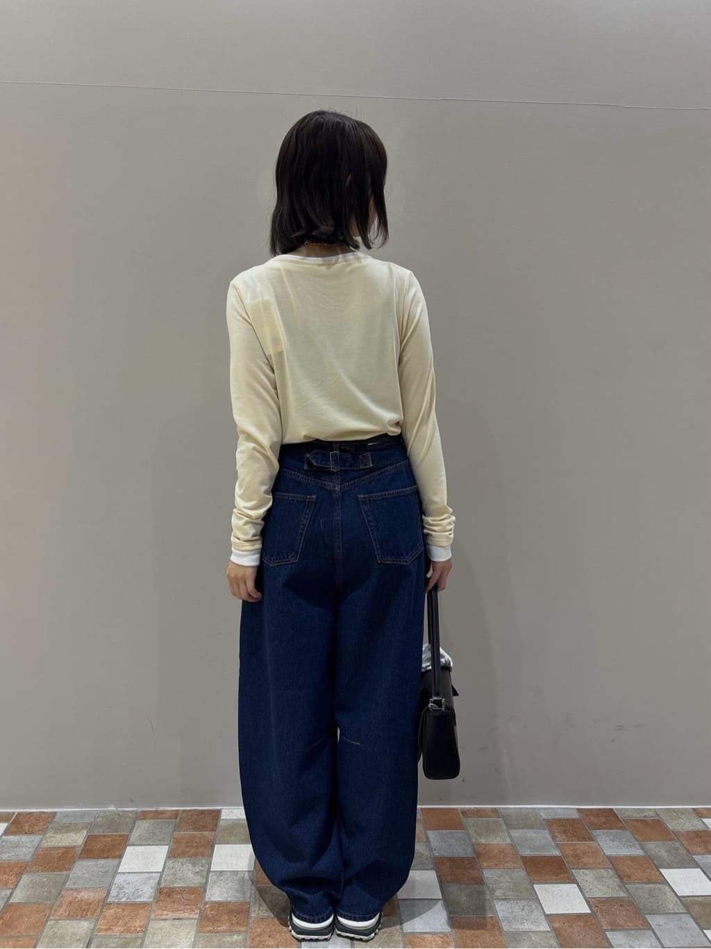 みゆさんの「INDIVI｜バイカラーヘンリーネックカットソー」を使ったコーディネート