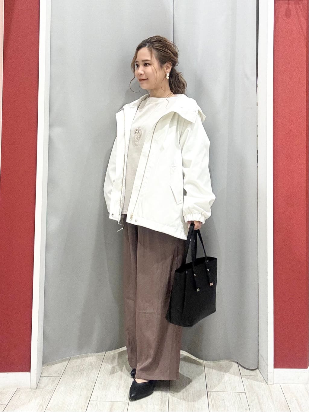 shioさんの「SHOO･LA･RUE｜【体型カバー/2点セット】ポンチョ風 スエードライクトップス+ロンT」を使ったコーディネート