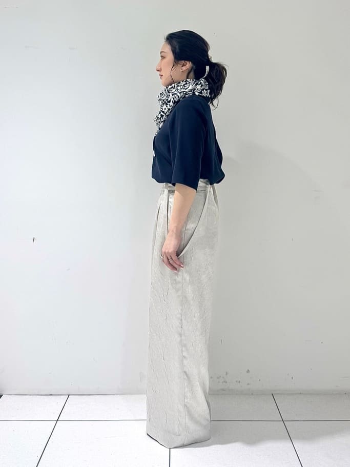 そんさんの「INDIVI｜【90cm四方】ボタニカル柄大判スカーフ」を使ったコーディネート