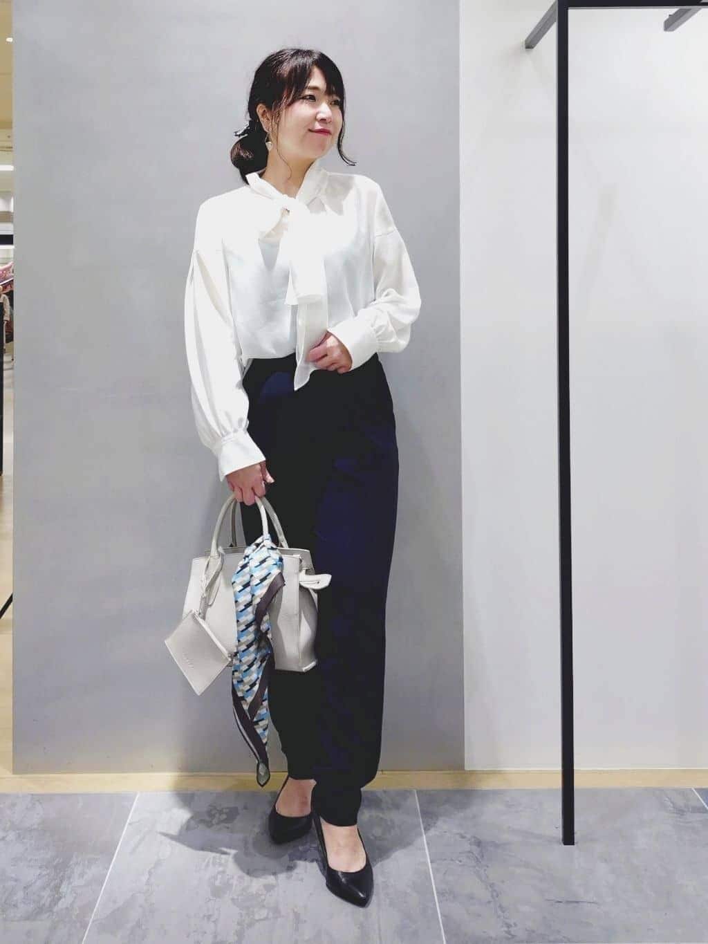 TOMOMIさんの「INDIVI｜【通勤スーツ／洗える】ストレッチタックテーパードパンツ」を使ったコーディネート