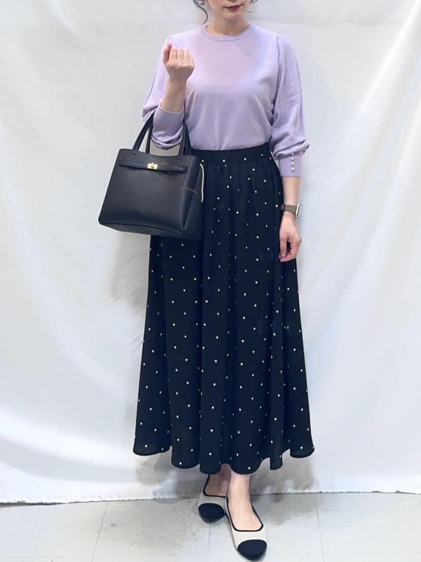 𝐇𝐢𝐫𝐨𝐦𝐢さんの「SHOO･LA･RUE｜【洗濯機可/S-LL】手元美しく パールボタン&お袖編み柄切り替えニット」を使ったコーディネート