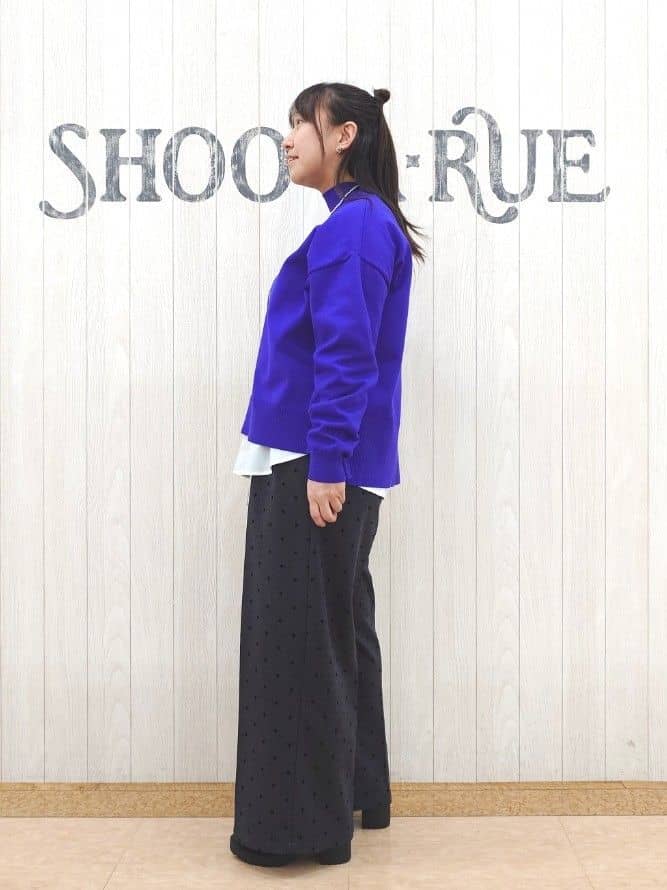 とろろさんの「SHOO･LA･RUE｜【2点セット/洗濯機可/S-LL】着回しがきく もちもちハイネックニット+裾シャツインナー」を使ったコーディネート
