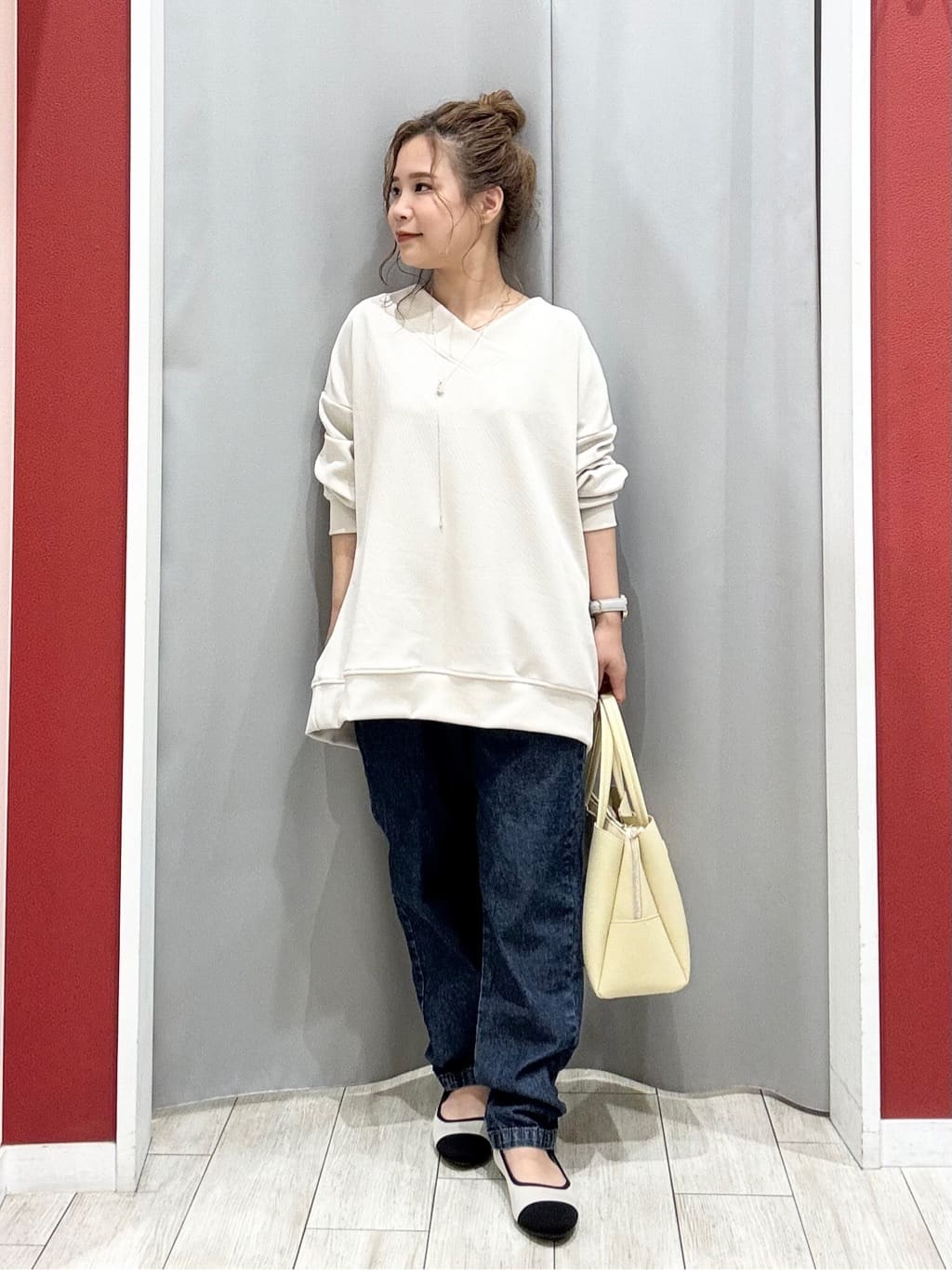 shioさんの「SHOO･LA･RUE｜【洗濯機可】インせずすっきり見え　優しい雰囲気のVネックトップス」を使ったコーディネート