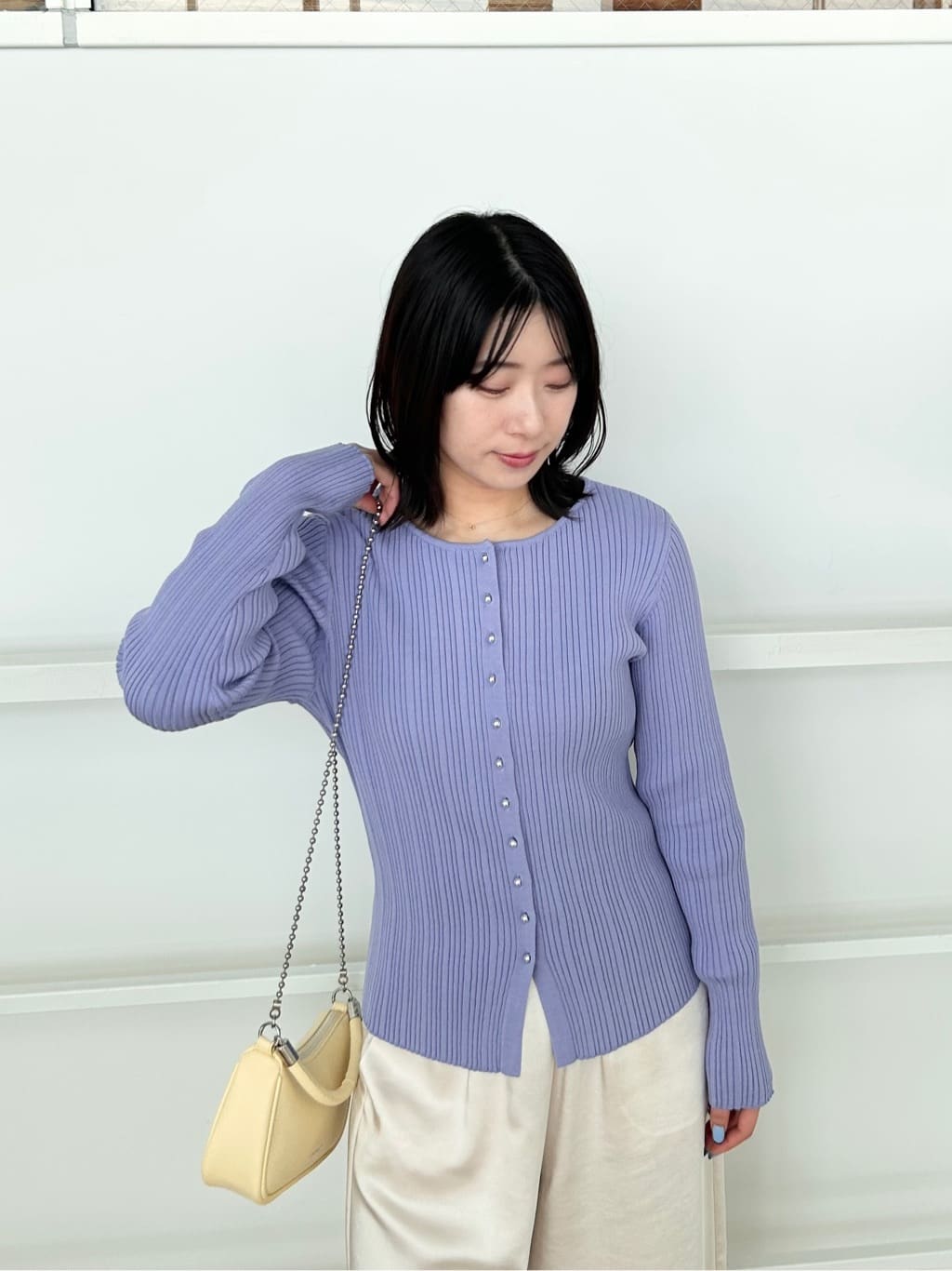 RINAさんの「OPAQUE.CLIP｜シルバー多ボタン ランダムリブニットカーディガン【洗濯機OK】」を使ったコーディネート