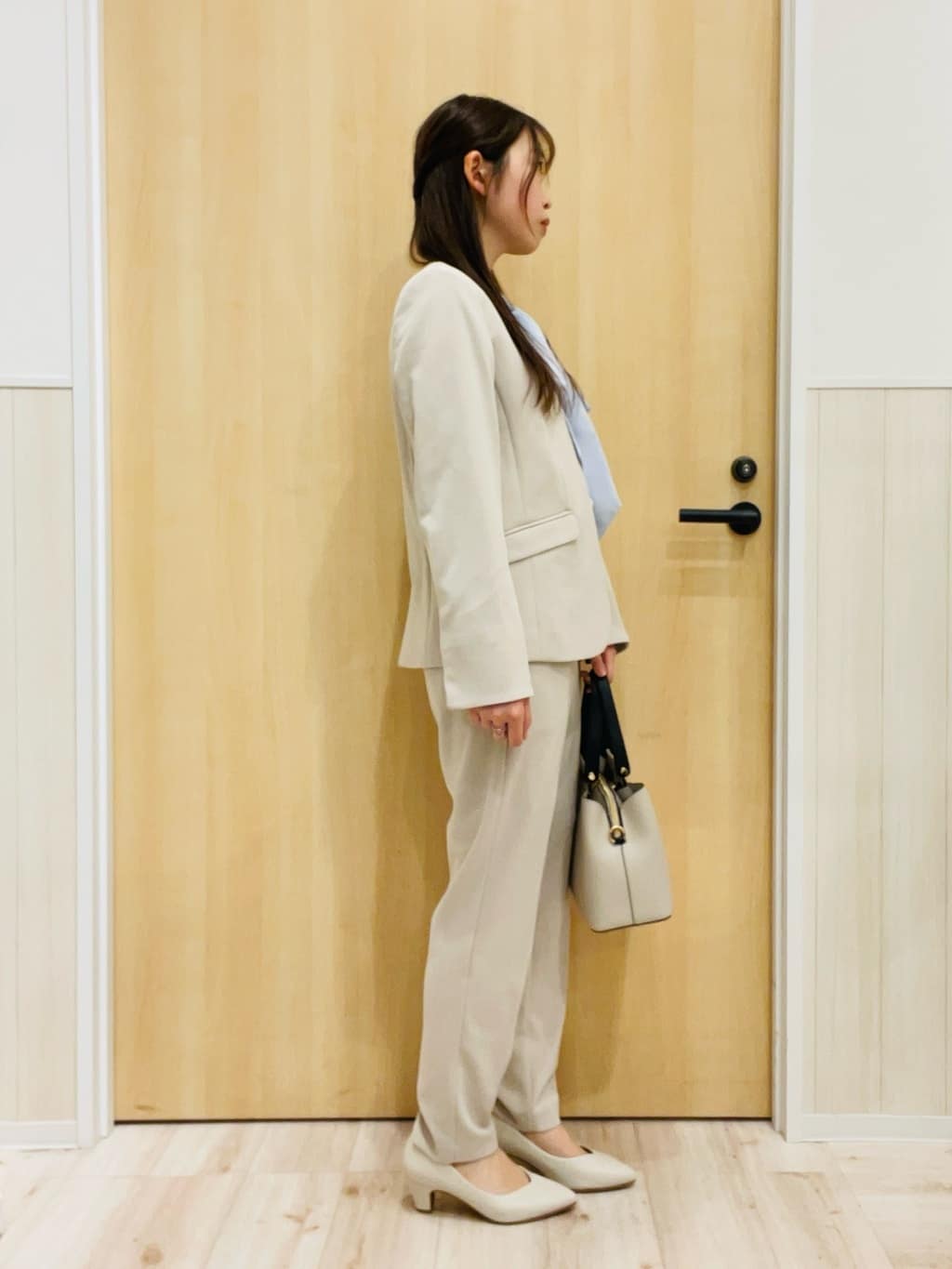 minamiさんの「SHOO･LA･RUE｜【洗濯機可/セットアップ可/S-3L】きちんと楽に。カットジョーゼットノーカラージャケット」を使ったコーディネート