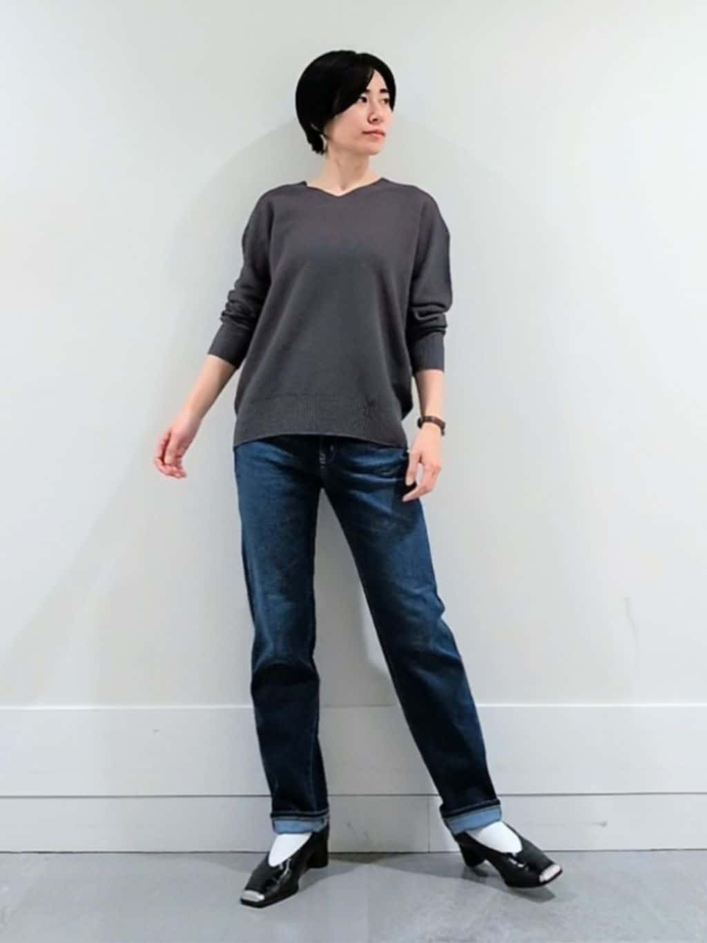 ミズタさんの「UNTITLED｜【7色展開/洗える/程よい透け感】ドライタッチVネックニット」を使ったコーディネート