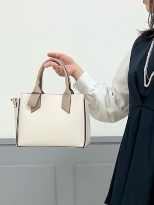 yuuさんの「grove｜【マシンウォッシュ/防シワ】袖ドッキングペプラムブラウス【着回しカセット】」を使ったコーディネート
