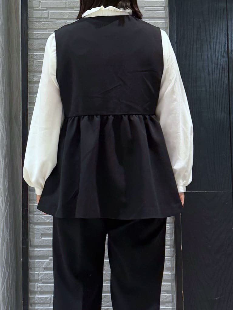 chさんの「THE SHOP TK｜【通勤・きちんと見えに】ダブルクロス ペプラムジレ/セットアップ可」を使ったコーディネート