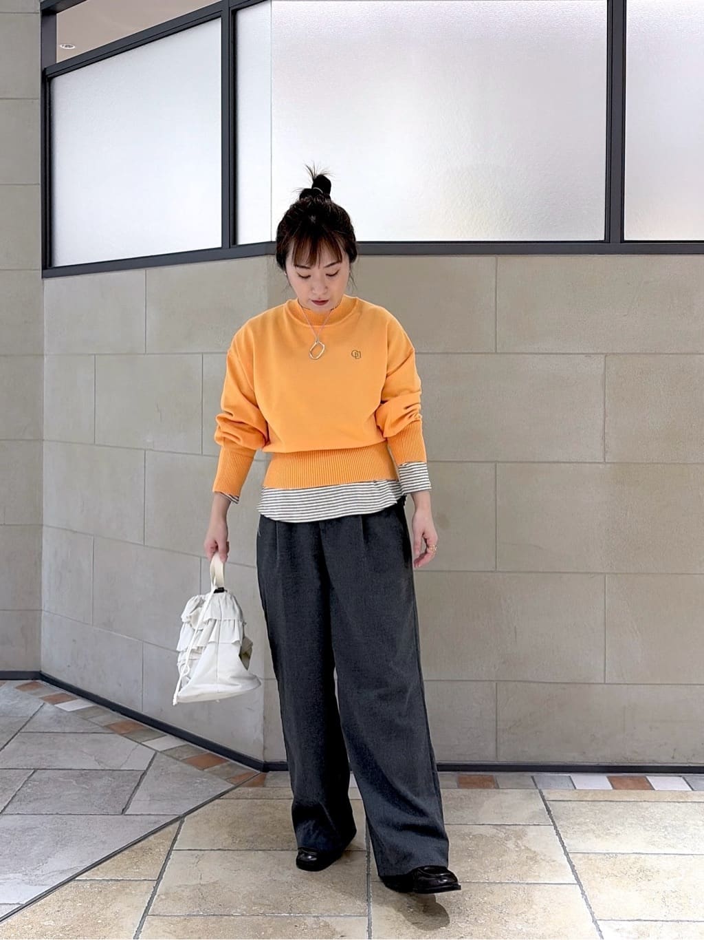 よねさんの「INDIVI｜Timeless｜フォルムロゴニット」を使ったコーディネート