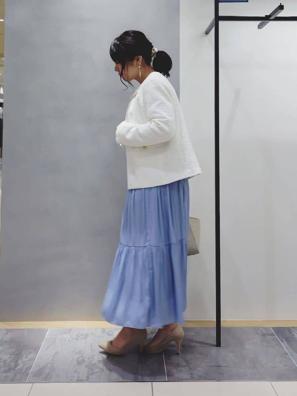 TOMOMIさんの「INDIVI｜【洗える／丈調整可能】ギャザーフレアスカート」を使ったコーディネート