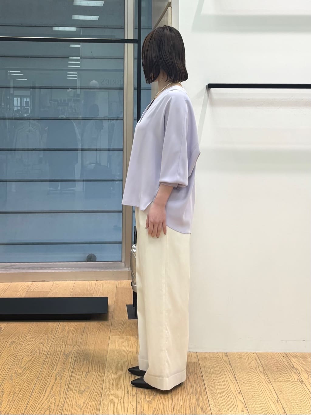 asamiさんの「INDIVI｜【洗える／UVケア／マットサテン】Vネックドルマンスリーブブラウス」を使ったコーディネート